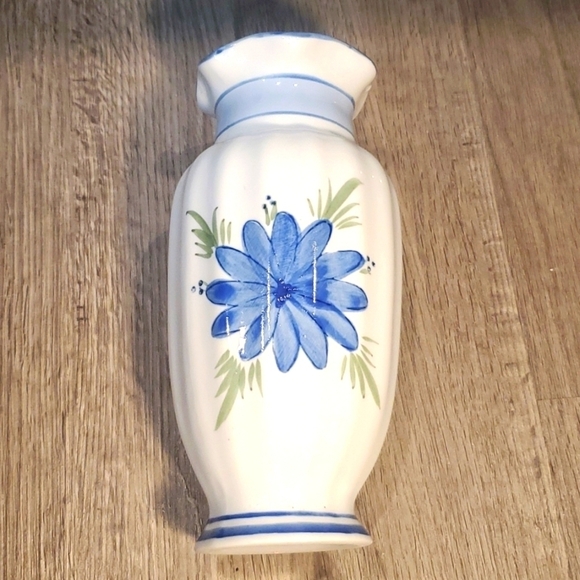 Other - ❇️ NIB BLUE FLORAL VASE